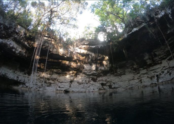 Hallan canoa prehispánica en cenote de Yucatán durante obras del Tren Maya